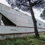 Edificio residenziale a Napoli costruito da Forma Costruzioni, impresa edile sostenibile che integra architettura moderna e natura con facciate verdi e soluzioni ecologiche.