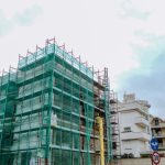 Edificio a Napoli con ponteggi per ristrutturazione esterna, lavori di riqualificazione e miglioramento strutturale su facciata condominiale.