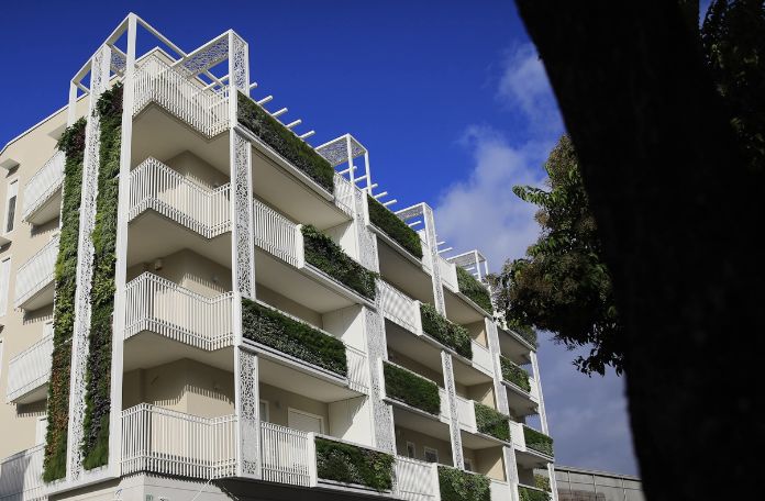 Impresa di ristrutturazione sostenibile a Napoli durante un intervento edile a basso impatto ambientale